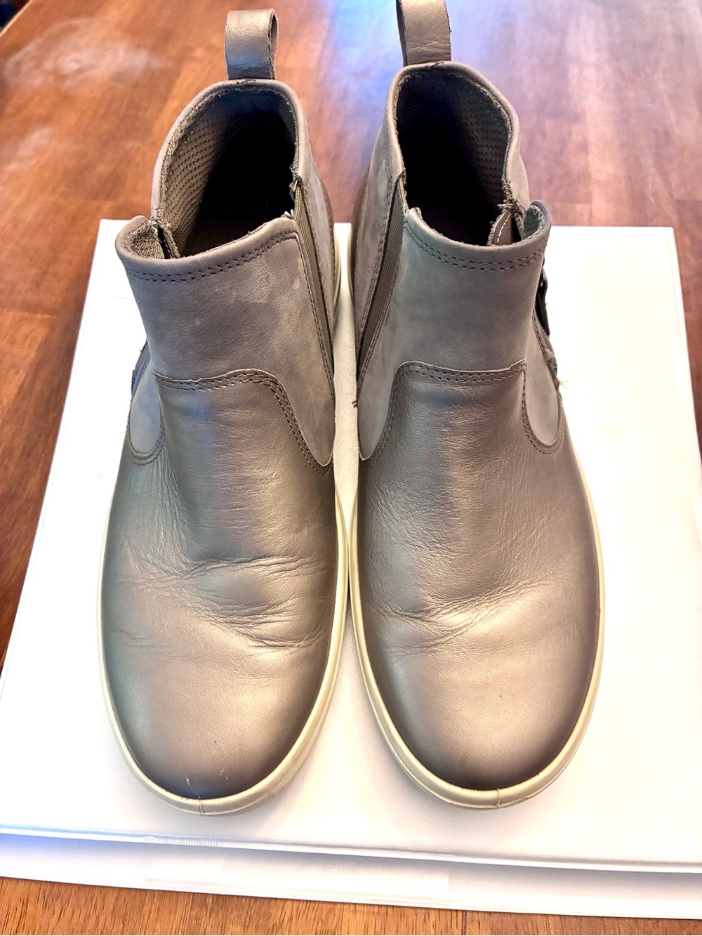Ecco women’s Chelsea Sneaker Boot in silver sz40 European (8.5US)